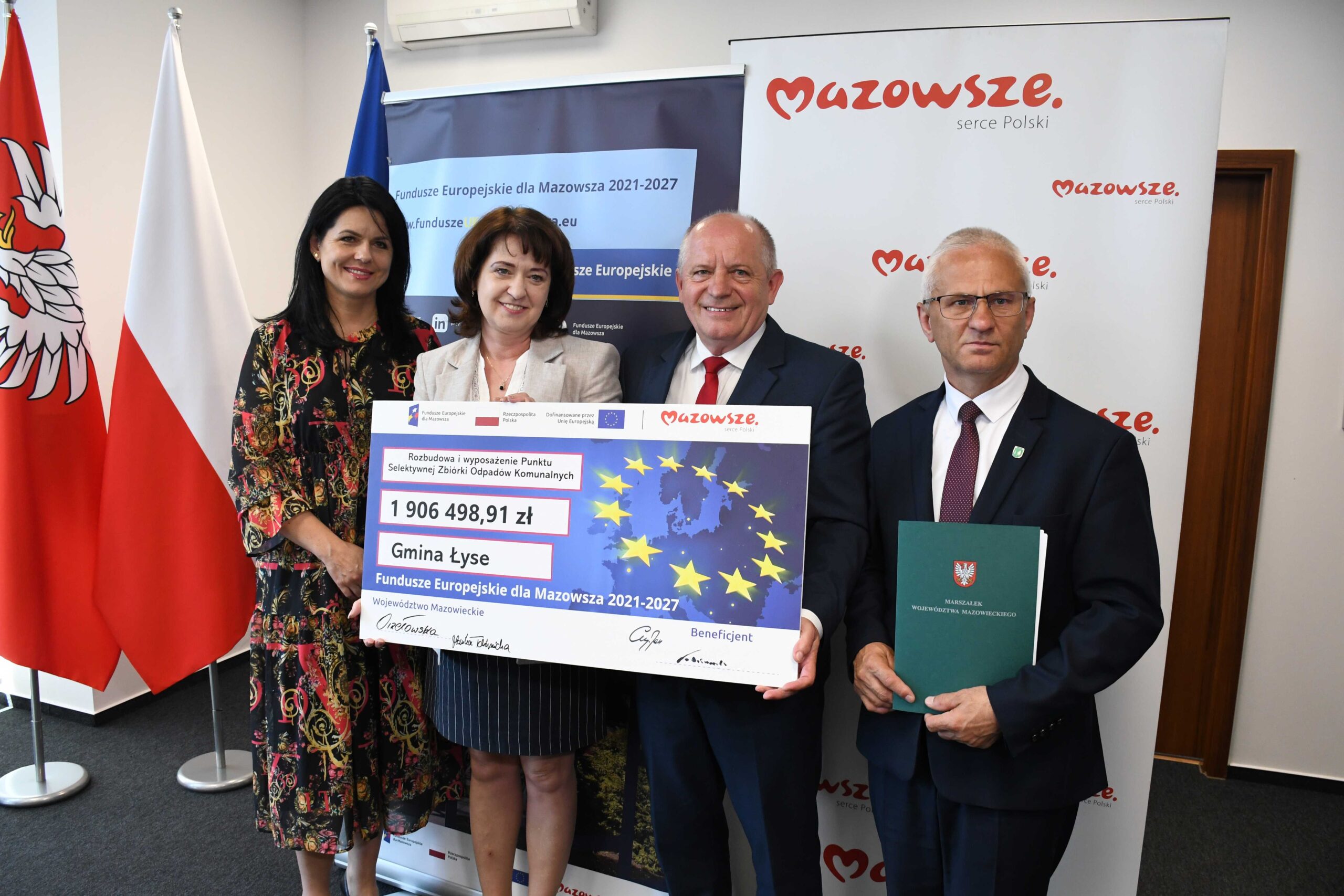 Wspolne zdjecie z pamiatkowym czekiem scaled