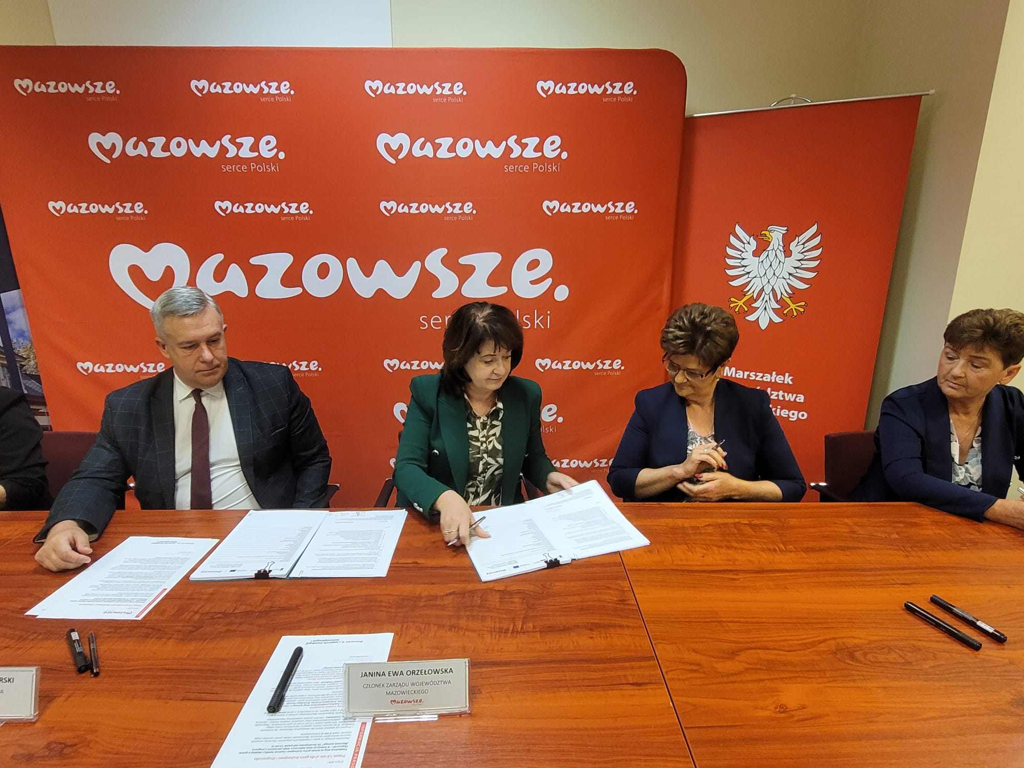 Czlonkini zarzadu J. E. Orzelowska oraz beneficjenci w Siedlcach