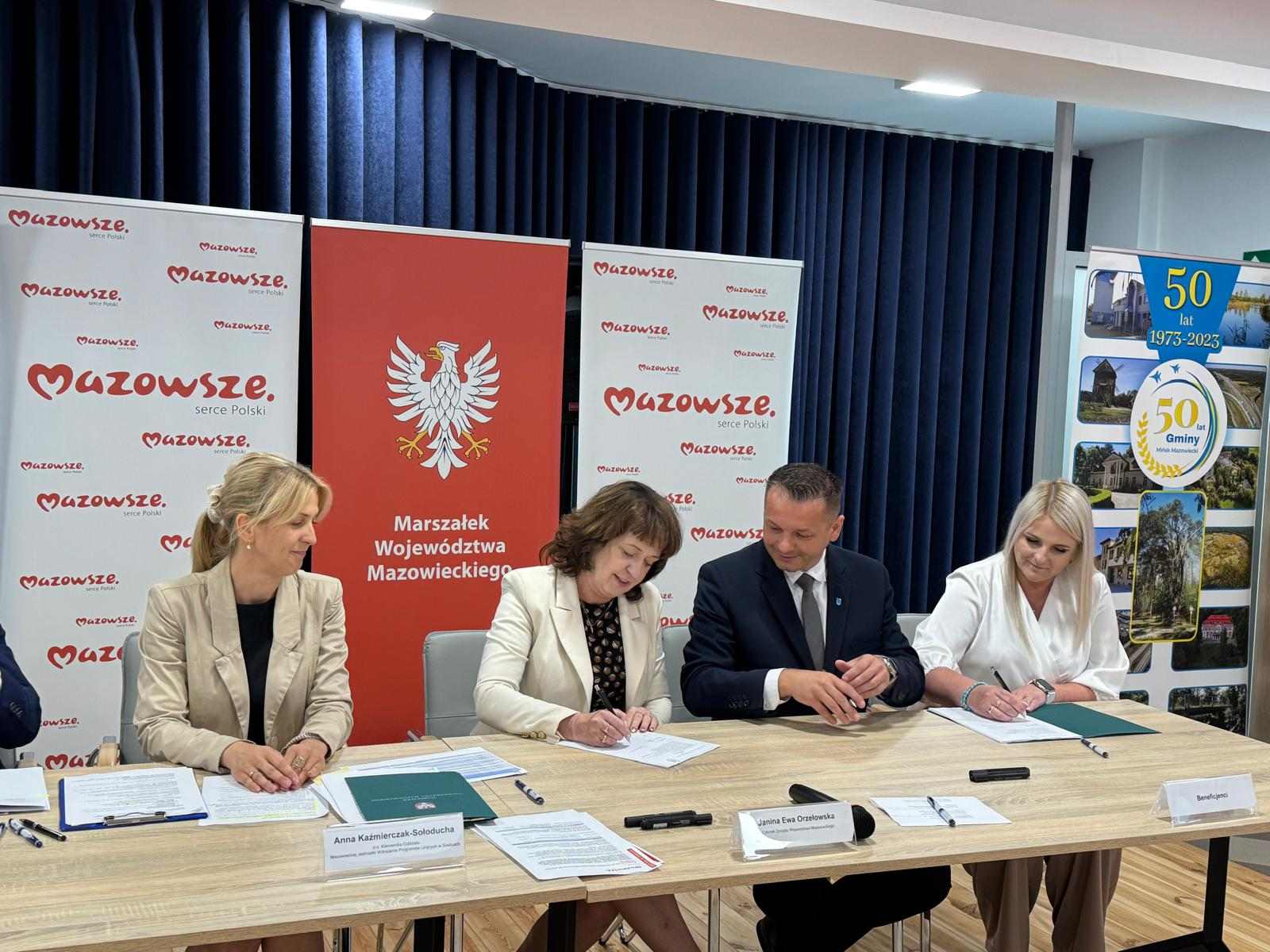 Czlonkini zarzadu J. E. Orzelowska podpisuje umowe FEM