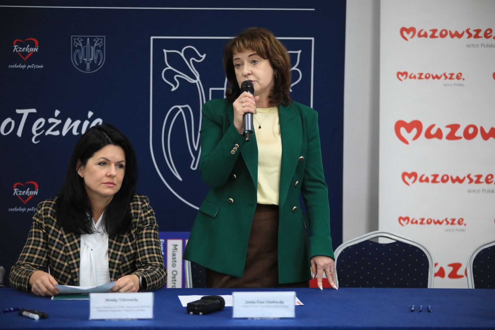 Czlonkini zarzadu Janina E. Orzeowska zabiera glos przed podpisaniem umowy z miastem Ostroleka