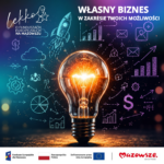 Na ciemnym tle centralnie umieszczona duża świecąca żarówka na pierwszym planie, wokół niej kredowe szkice rakiety, wykresów słupkowych, strzałek, chmur, kół zębatych i kopert w turkusowo‑fioletowej kolorystyce, u góry biały napis WŁASNY BIZNES W ZAKRESIE TWOICH MOŻLIWOŚCI oraz z lewej mniejszy tekst o funduszach i ręcznie stylizowany napis lekko, a u dołu pasek z flagami i logotypami oraz podpisami informacyjnymi.