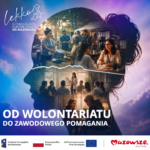 Plakat z dużym konturem profilu kobiety wypełnionym trzema nakładającymi się scenami — wolontariusze wydający odzież przy zewnętrznym stoisku, rozmowa przy biurku z kobietą w okularach oraz szkolenie z prowadzącą przy tablicy — na fioletowo-niebieskim tle, z napisem Lekko o funduszach europejskich na Mazowszu w lewym górnym rogu, dużym białym tytułem Od wolontariatu do zawodowego pomagania na środku oraz szeregiem logotypów, flagą Polski i flagą UE u dołu.