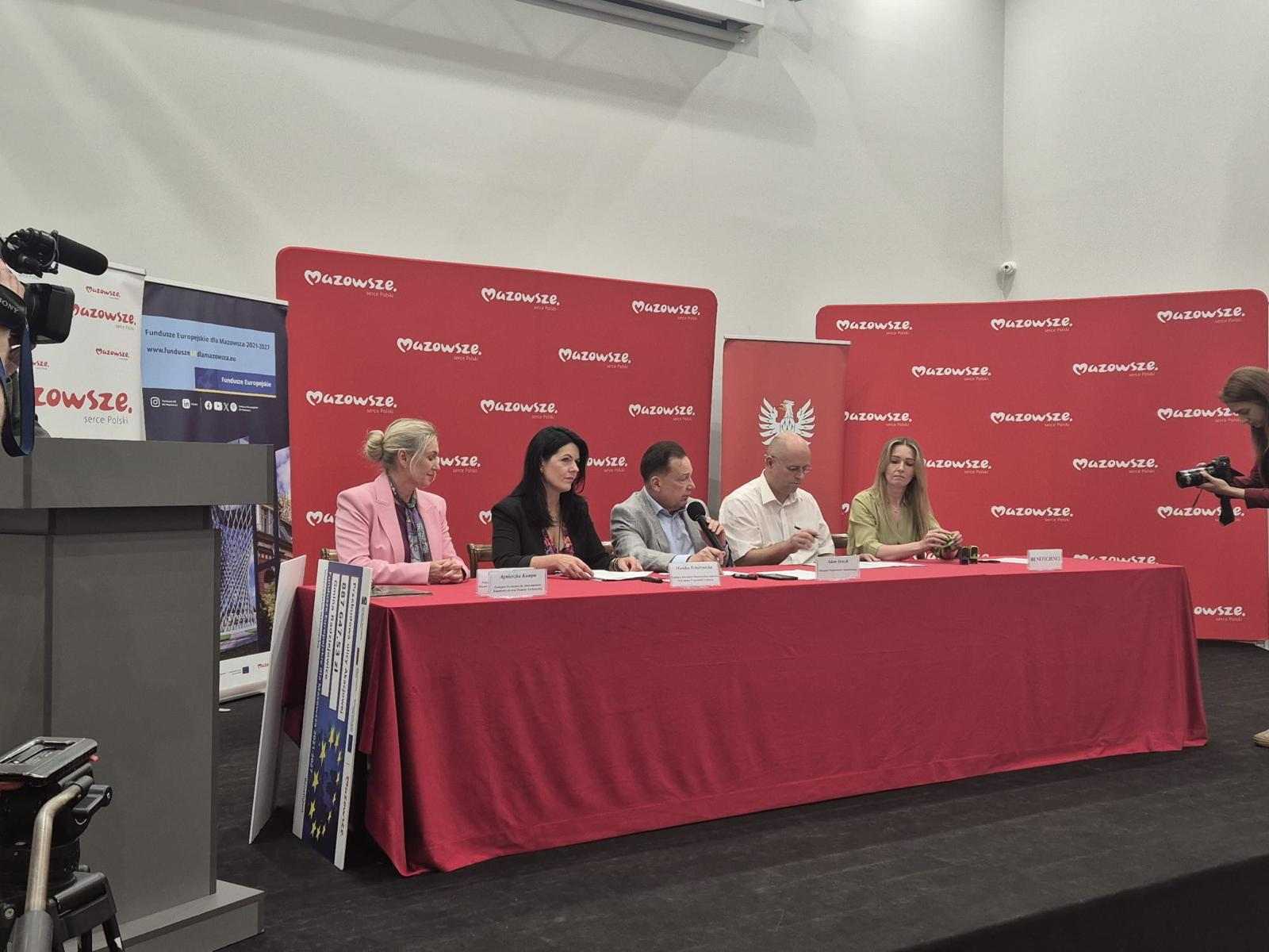 Marszalek A. Struzik i Dyr. M. Tchorznicka z beneficjentami