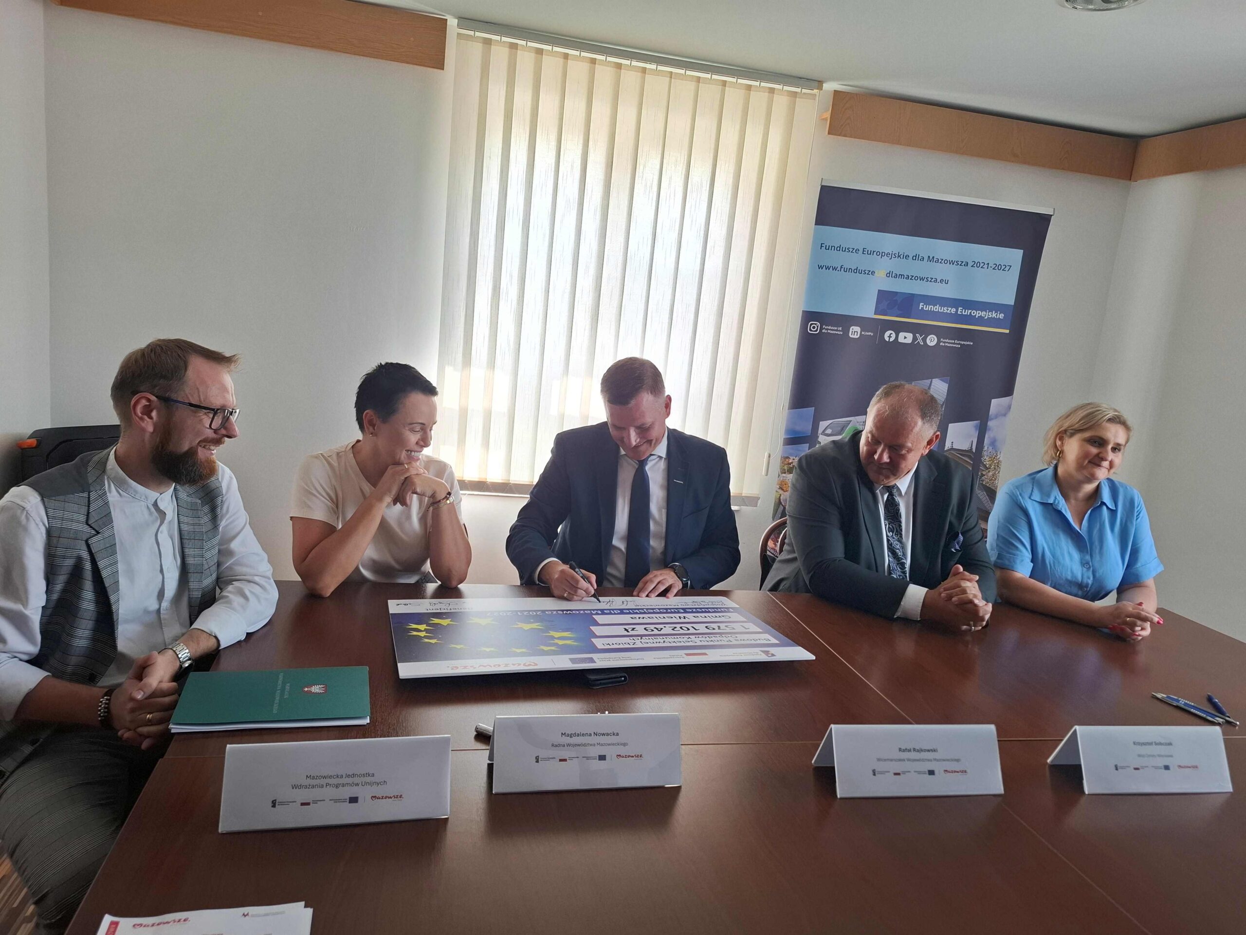 Wicemarszalek R. Rajkowski i przedstawiciele gminy Wieniawa scaled