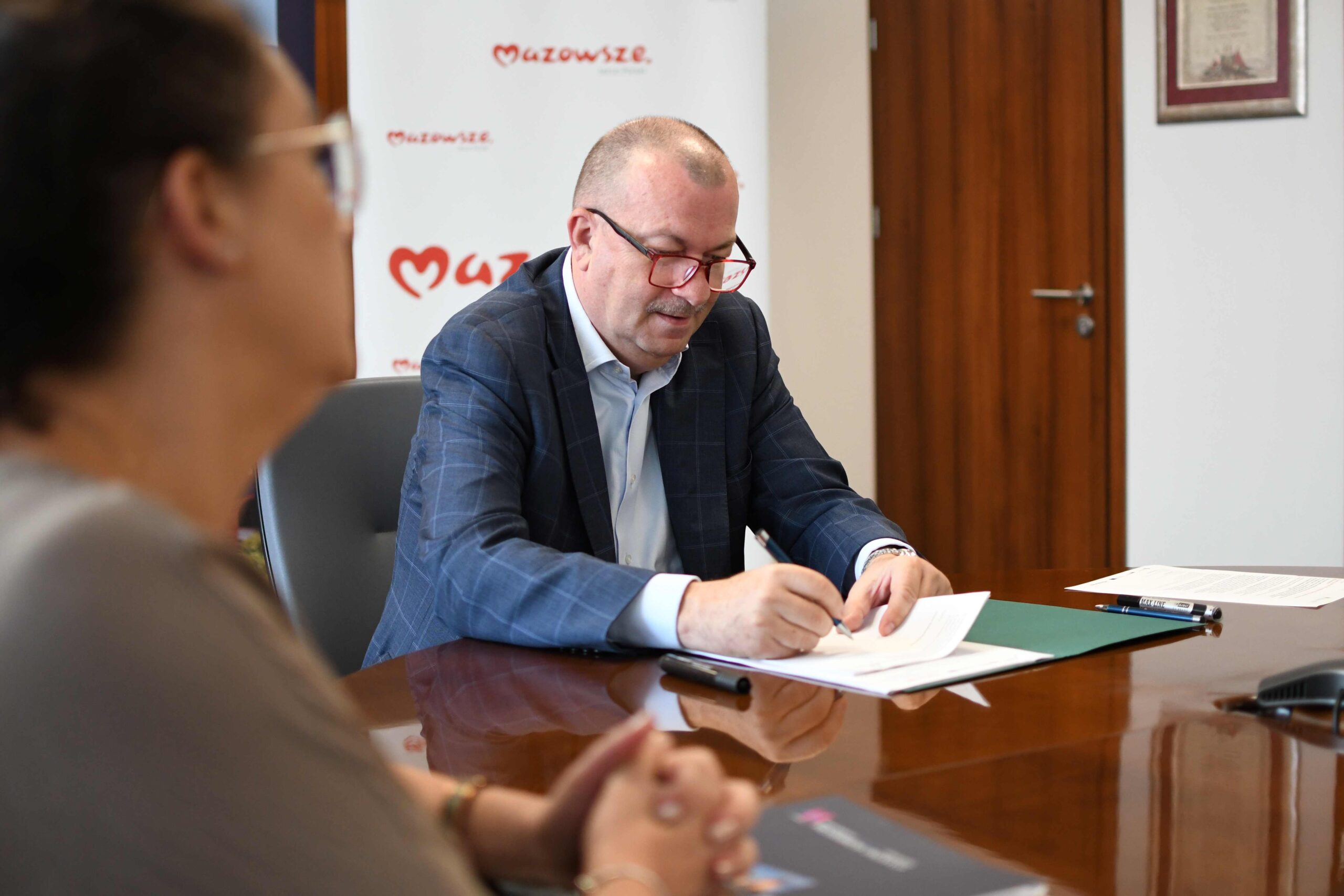 Wicemarszalek W. Raboszuk podpisuje umowe o dofinansowanie scaled
