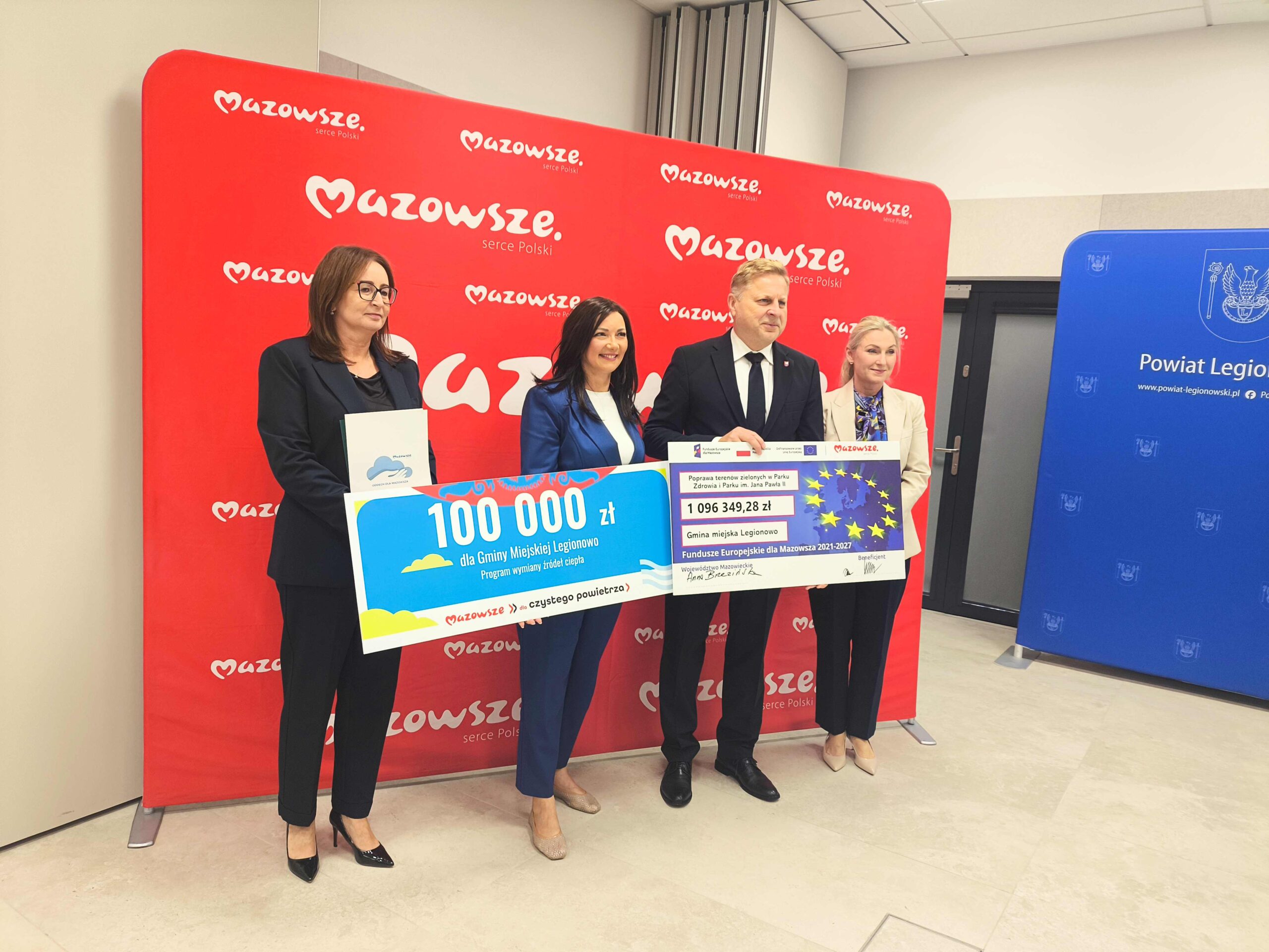 Wspolne zdjecie z pamiatkowym czekiem na wydarzeniu w Legionowie scaled