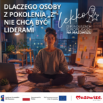 Plakat z dużym białym napisem Dlaczego osoby z pokolenia Z nie chcą być liderami, na środku zdjęcie młodej osoby siedzącej po turecku z zamkniętymi oczami w przyciemnionym biurze pełnym papierów, laptopa, kubka i tablicy z karteczkami, w tle oświetlone okno z widokiem na nocne miasto, po prawej stylizowane logo z mikrofonem i gwiazdą oraz dopisek o funduszach europejskich na Mazowszu, a u dołu pasek z logotypami Fundusze Europejskie dla Mazowsza, flagą Polski, flagą Unii Europejskiej i znakiem Mazowsze.