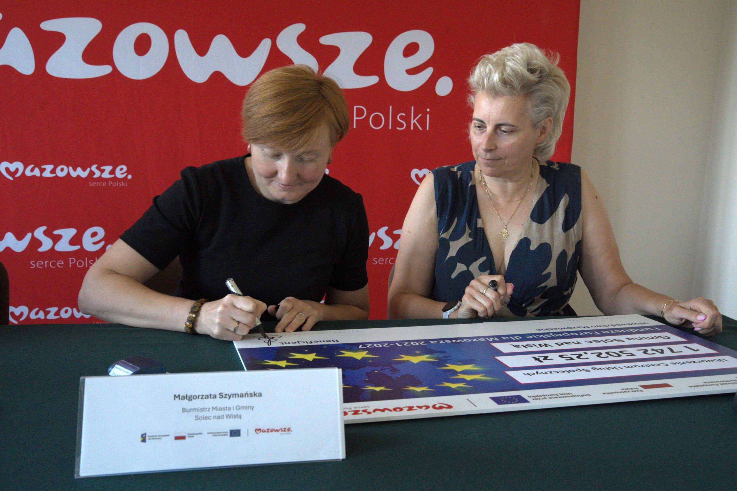 Burmistrz Miasta i Gminy Solec nad Wisla podpisuje symboliczny czek scaled