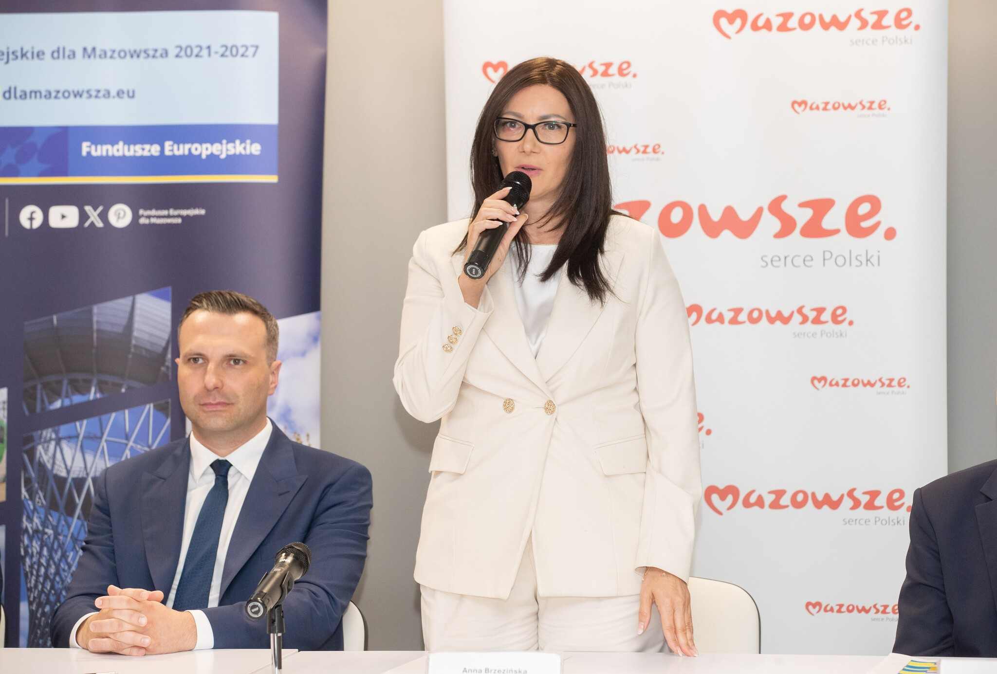 Czloniki Zarzadu A. Brzezinska zabiera glos na podpisaniu umowy FEM w Bloniu