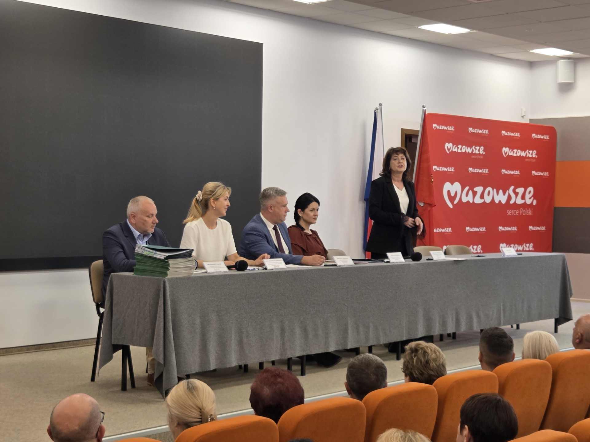 Czlonkini zarzadu J. E. Orzelowska oraz beneficjenci srodkow europejskich