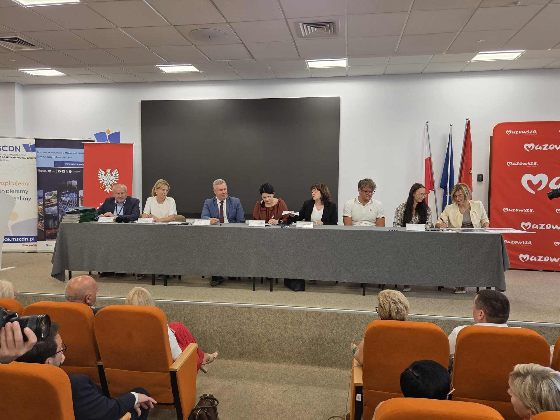Podpisanie 2 umow FEM w subregionie siedleckim