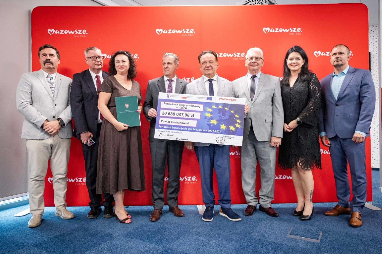 Wspolne zdjecie z pamiatkowym czekiem na wydarzeniu w Ciechanowie 2