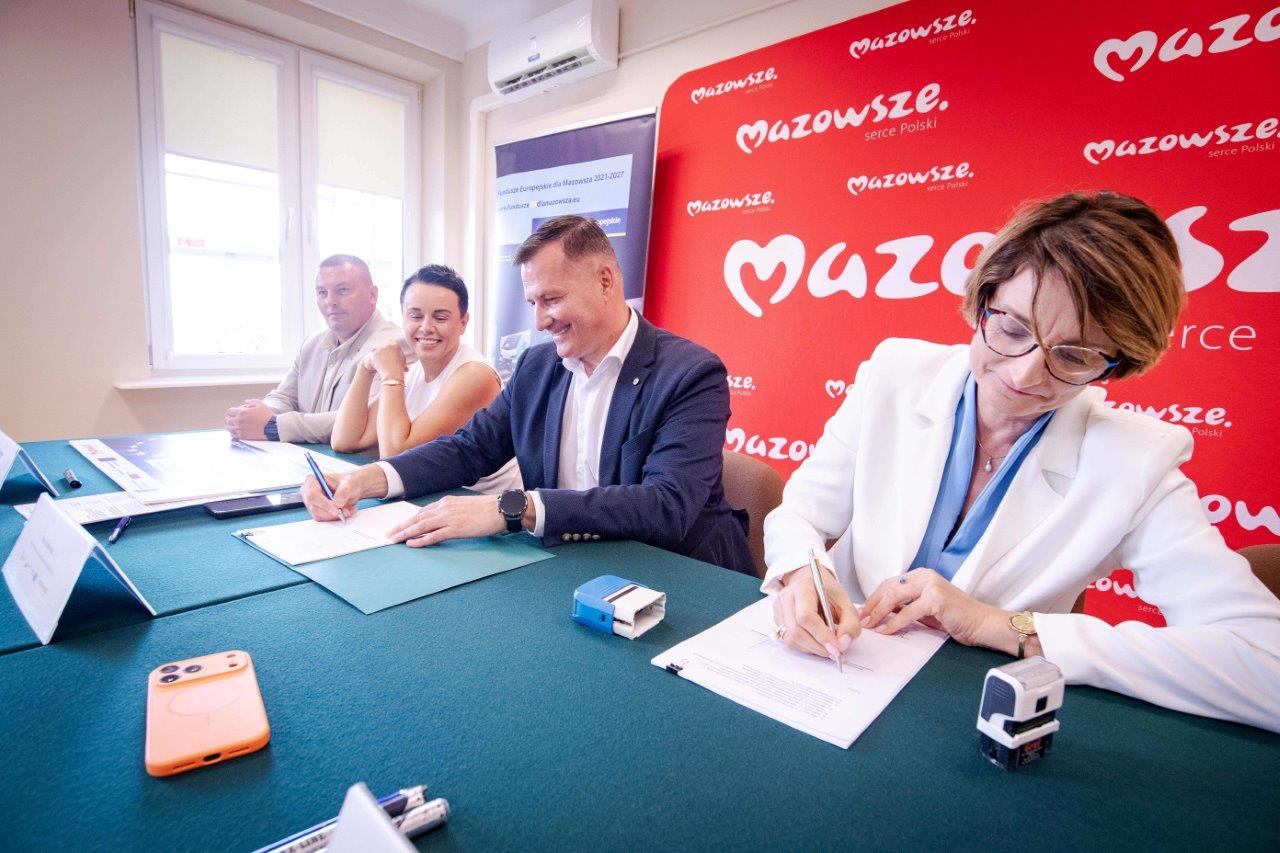 Dyrektor Szpitala w Ilzy podpisuje umowe o dofinansowanie