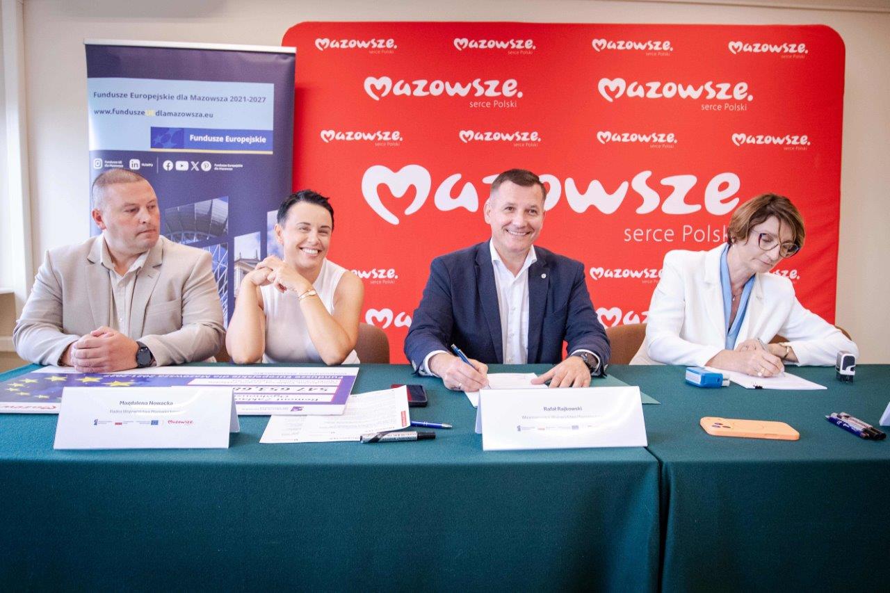 Wicemarszalek Rafal Rajkowski z beneficjentem na podpisaniu umowy w Radomiu