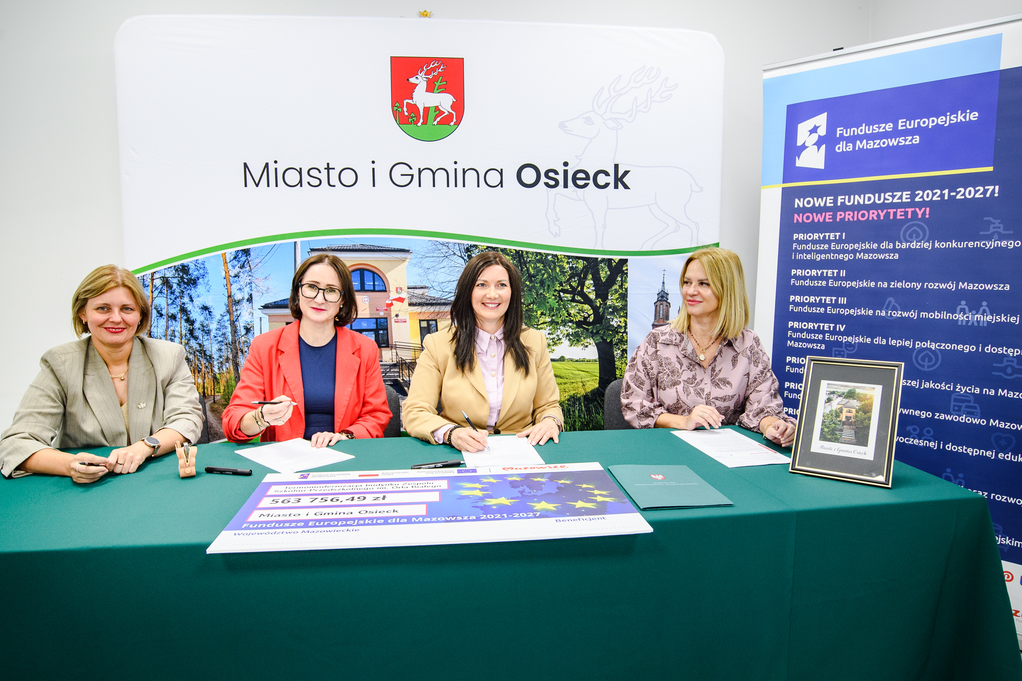 Czlonkini Zarzadu WM z beneficjentem na podpisaniu umowy w Osiecku