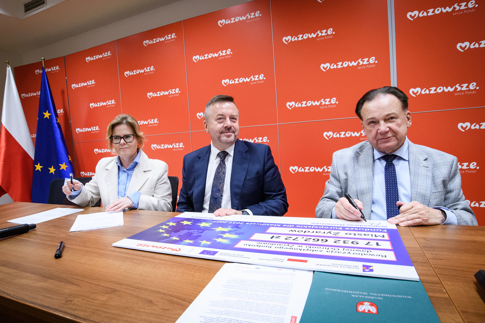 Marszalek WM A.Struzik podpisuje umowe z beneficjentem