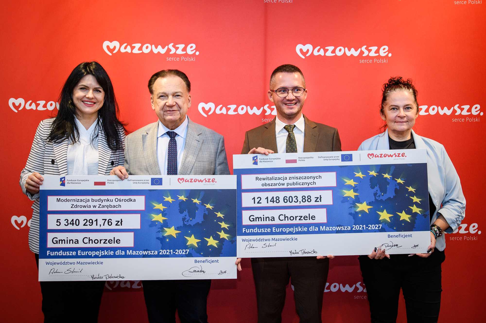 Zdjecie z symbolicznym czekiem 1